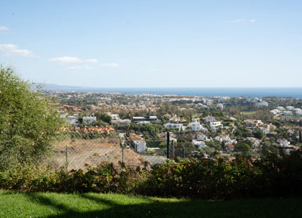 ELEGANT THREE-BEDROOM GROUND-FLOOR APARTMENT IN BENAHAVÍS