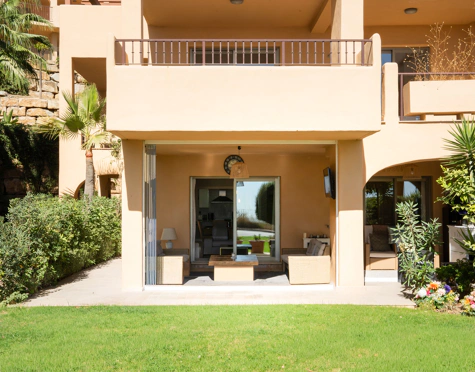 ELEGANT THREE-BEDROOM GROUND-FLOOR APARTMENT IN BENAHAVÍS