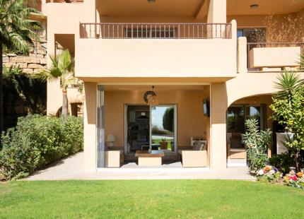 ELEGANT THREE-BEDROOM GROUND-FLOOR APARTMENT IN BENAHAVÍS