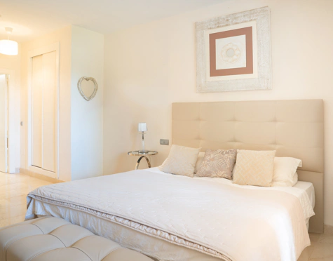 ELEGANT THREE-BEDROOM GROUND-FLOOR APARTMENT IN BENAHAVÍS