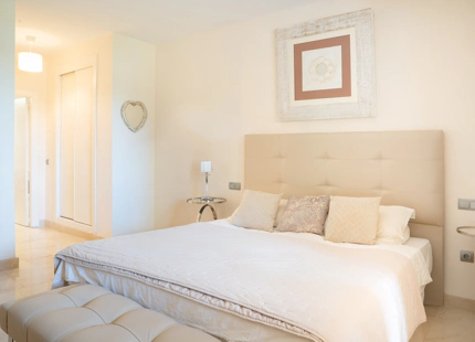 ELEGANT THREE-BEDROOM GROUND-FLOOR APARTMENT IN BENAHAVÍS