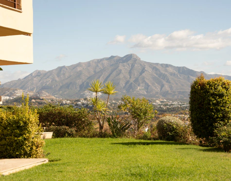 ELEGANT THREE-BEDROOM GROUND-FLOOR APARTMENT IN BENAHAVÍS