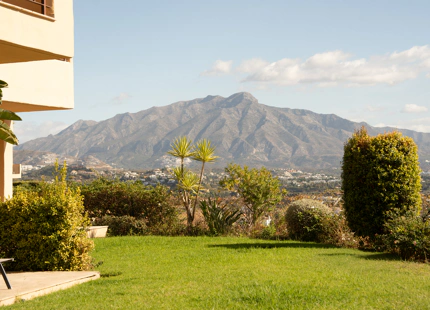 ELEGANT THREE-BEDROOM GROUND-FLOOR APARTMENT IN BENAHAVÍS