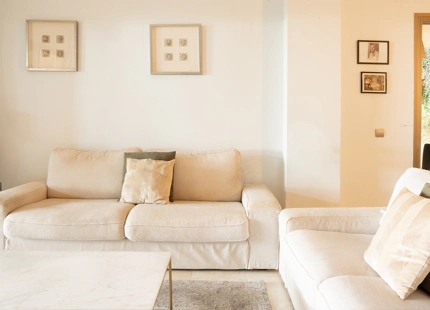 ELEGANT THREE-BEDROOM GROUND-FLOOR APARTMENT IN BENAHAVÍS