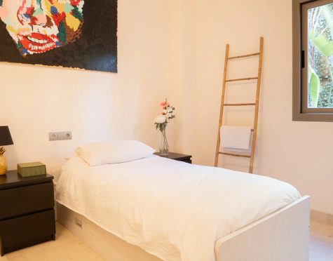 ELEGANT THREE-BEDROOM GROUND-FLOOR APARTMENT IN BENAHAVÍS