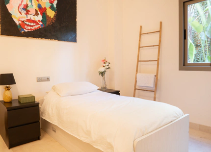 ELEGANT THREE-BEDROOM GROUND-FLOOR APARTMENT IN BENAHAVÍS
