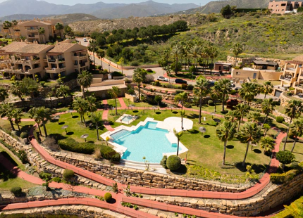 ELEGANT THREE-BEDROOM GROUND-FLOOR APARTMENT IN BENAHAVÍS