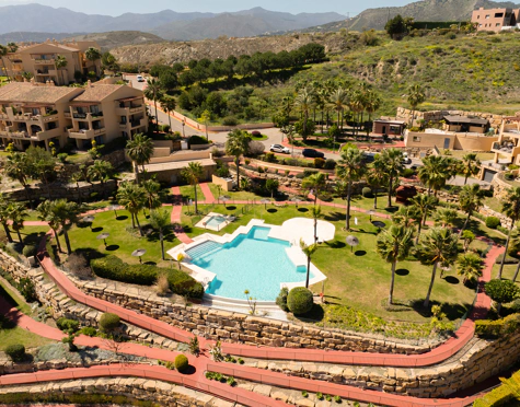 ELEGANT THREE-BEDROOM GROUND-FLOOR APARTMENT IN BENAHAVÍS