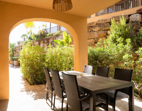 ELEGANT THREE-BEDROOM GROUND-FLOOR APARTMENT IN BENAHAVÍS