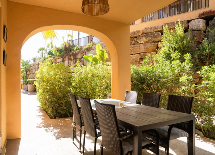 ELEGANT THREE-BEDROOM GROUND-FLOOR APARTMENT IN BENAHAVÍS
