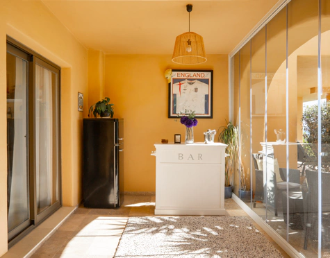 ELEGANT THREE-BEDROOM GROUND-FLOOR APARTMENT IN BENAHAVÍS