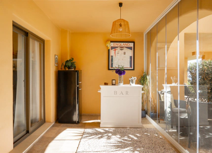 ELEGANT THREE-BEDROOM GROUND-FLOOR APARTMENT IN BENAHAVÍS