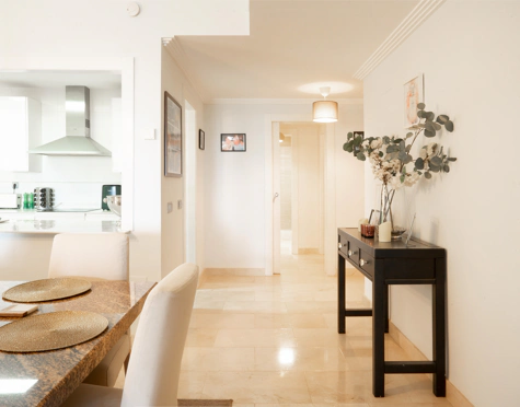 ELEGANT THREE-BEDROOM GROUND-FLOOR APARTMENT IN BENAHAVÍS