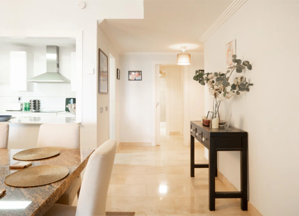 ELEGANT THREE-BEDROOM GROUND-FLOOR APARTMENT IN BENAHAVÍS