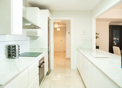 ELEGANT THREE-BEDROOM GROUND-FLOOR APARTMENT IN BENAHAVÍS