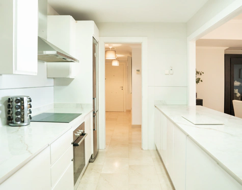 ELEGANT THREE-BEDROOM GROUND-FLOOR APARTMENT IN BENAHAVÍS