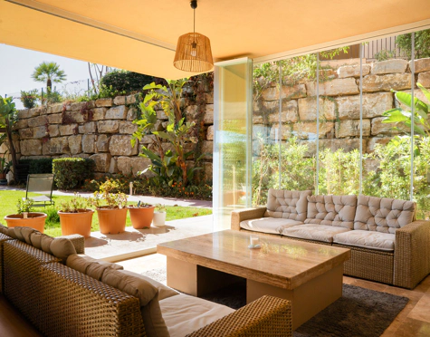 ELEGANT THREE-BEDROOM GROUND-FLOOR APARTMENT IN BENAHAVÍS