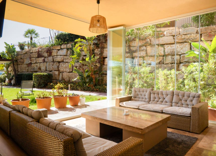 ELEGANT THREE-BEDROOM GROUND-FLOOR APARTMENT IN BENAHAVÍS