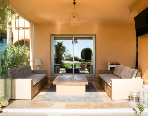 ELEGANT THREE-BEDROOM GROUND-FLOOR APARTMENT IN BENAHAVÍS