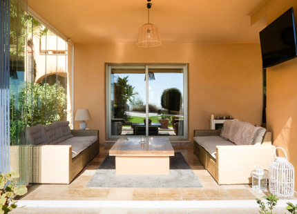 ELEGANT THREE-BEDROOM GROUND-FLOOR APARTMENT IN BENAHAVÍS