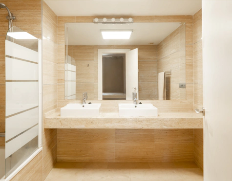ELEGANT THREE-BEDROOM GROUND-FLOOR APARTMENT IN BENAHAVÍS