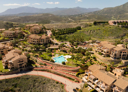 ELEGANT THREE-BEDROOM GROUND-FLOOR APARTMENT IN BENAHAVÍS