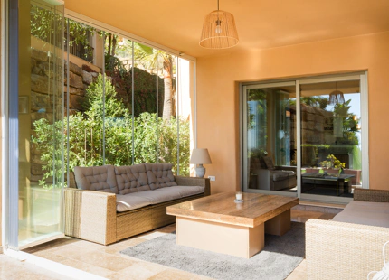 ELEGANT THREE-BEDROOM GROUND-FLOOR APARTMENT IN BENAHAVÍS