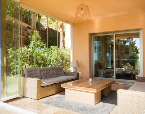 ELEGANT THREE-BEDROOM GROUND-FLOOR APARTMENT IN BENAHAVÍS