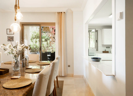 ELEGANT THREE-BEDROOM GROUND-FLOOR APARTMENT IN BENAHAVÍS