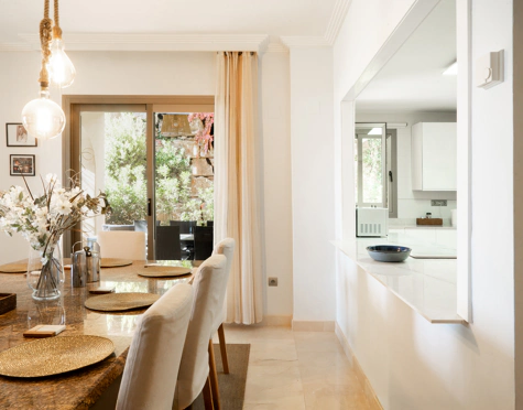 ELEGANT THREE-BEDROOM GROUND-FLOOR APARTMENT IN BENAHAVÍS
