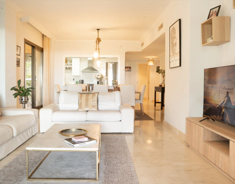 ELEGANT THREE-BEDROOM GROUND-FLOOR APARTMENT IN BENAHAVÍS