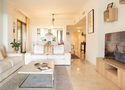 ELEGANT THREE-BEDROOM GROUND-FLOOR APARTMENT IN BENAHAVÍS