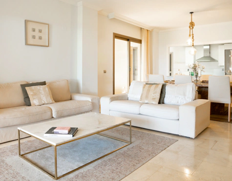 ELEGANT THREE-BEDROOM GROUND-FLOOR APARTMENT IN BENAHAVÍS
