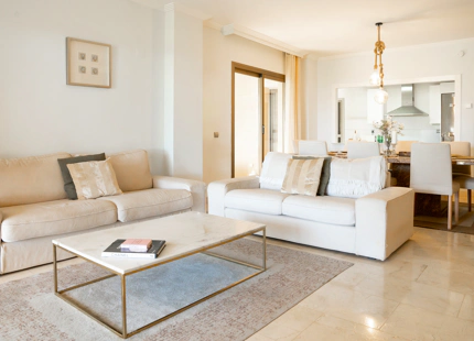 ELEGANT THREE-BEDROOM GROUND-FLOOR APARTMENT IN BENAHAVÍS