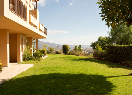 ELEGANT THREE-BEDROOM GROUND-FLOOR APARTMENT IN BENAHAVÍS