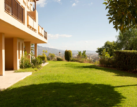 ELEGANT THREE-BEDROOM GROUND-FLOOR APARTMENT IN BENAHAVÍS