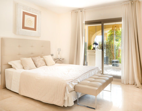 ELEGANT THREE-BEDROOM GROUND-FLOOR APARTMENT IN BENAHAVÍS