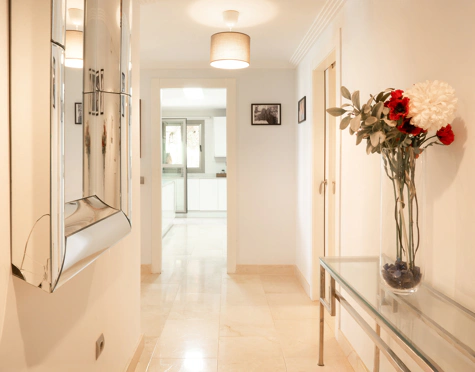ELEGANT THREE-BEDROOM GROUND-FLOOR APARTMENT IN BENAHAVÍS