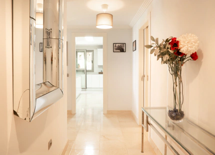 ELEGANT THREE-BEDROOM GROUND-FLOOR APARTMENT IN BENAHAVÍS