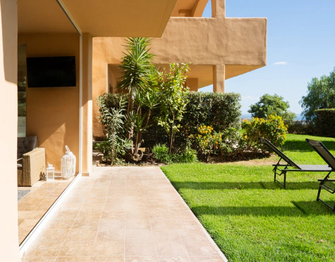 ELEGANT THREE-BEDROOM GROUND-FLOOR APARTMENT IN BENAHAVÍS