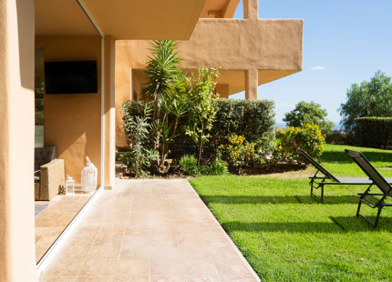 ELEGANT THREE-BEDROOM GROUND-FLOOR APARTMENT IN BENAHAVÍS