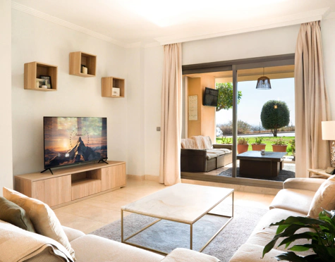 ELEGANT THREE-BEDROOM GROUND-FLOOR APARTMENT IN BENAHAVÍS