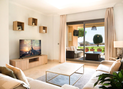 ELEGANT THREE-BEDROOM GROUND-FLOOR APARTMENT IN BENAHAVÍS