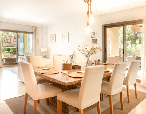 ELEGANT THREE-BEDROOM GROUND-FLOOR APARTMENT IN BENAHAVÍS