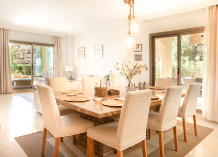 ELEGANT THREE-BEDROOM GROUND-FLOOR APARTMENT IN BENAHAVÍS