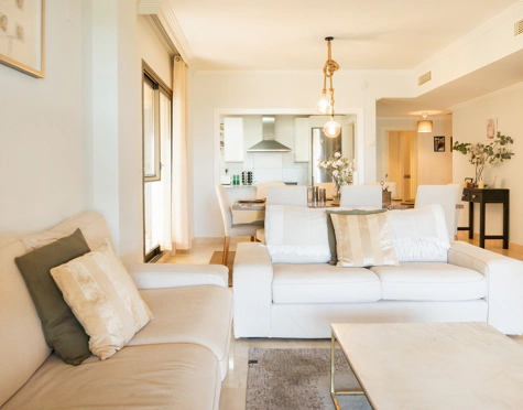 ELEGANT THREE-BEDROOM GROUND-FLOOR APARTMENT IN BENAHAVÍS