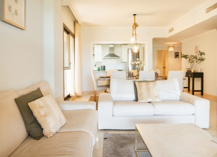 ELEGANT THREE-BEDROOM GROUND-FLOOR APARTMENT IN BENAHAVÍS