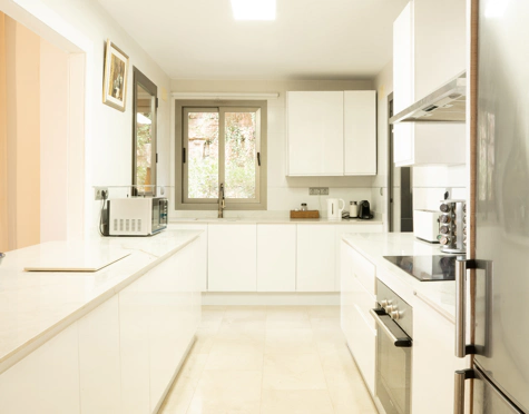 ELEGANT THREE-BEDROOM GROUND-FLOOR APARTMENT IN BENAHAVÍS