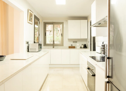 ELEGANT THREE-BEDROOM GROUND-FLOOR APARTMENT IN BENAHAVÍS