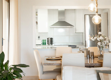 ELEGANT THREE-BEDROOM GROUND-FLOOR APARTMENT IN BENAHAVÍS